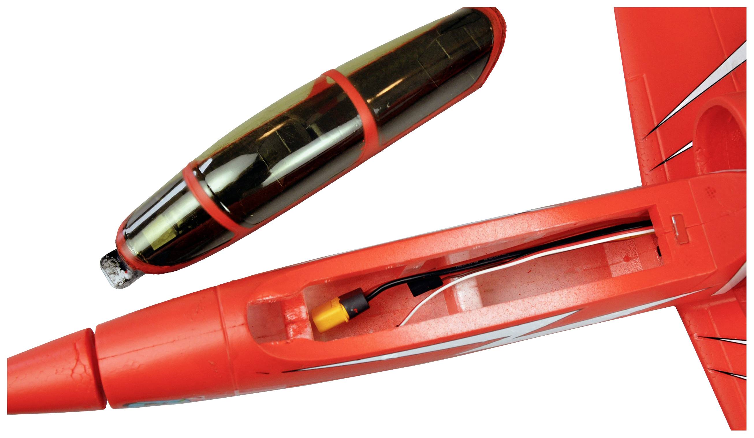 Ein rotes Modellflugzeug mit abgenommenem Batteriefachdeckel. Der freigelegte Bereich zeigt ein Fach für den Akku und eine Kabelverbindung.