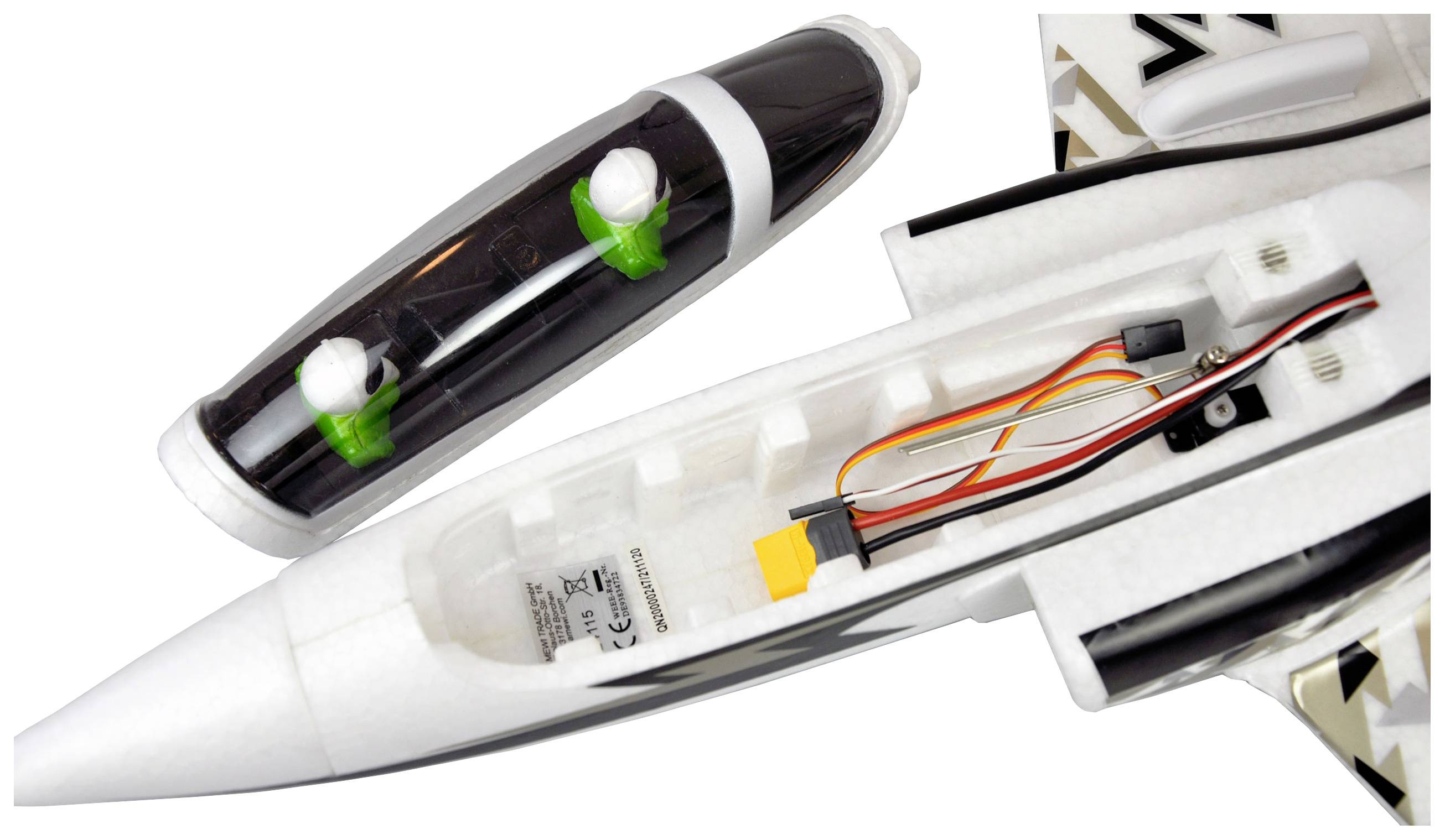 Ein Modellflugzeug mit abgenommenem Cockpit zeigt die darunterliegende Elektronik und Verkabelung.