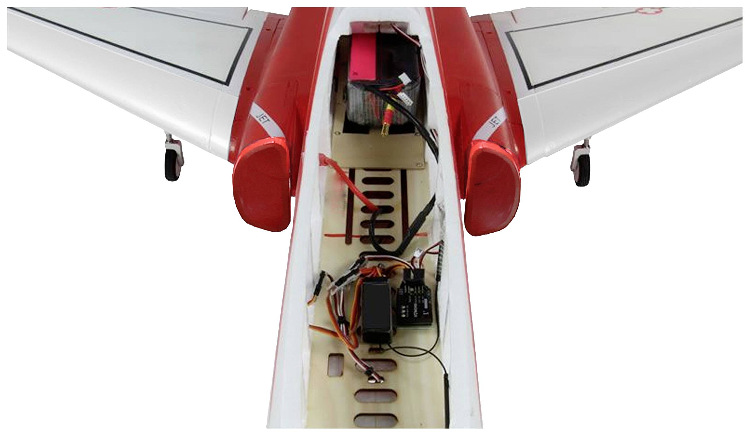 Modellflugzeug in Rot und Weiß mit offener Elektronikkomponente im Rumpf. Kabel und Bauteile im Inneren sichtbar.