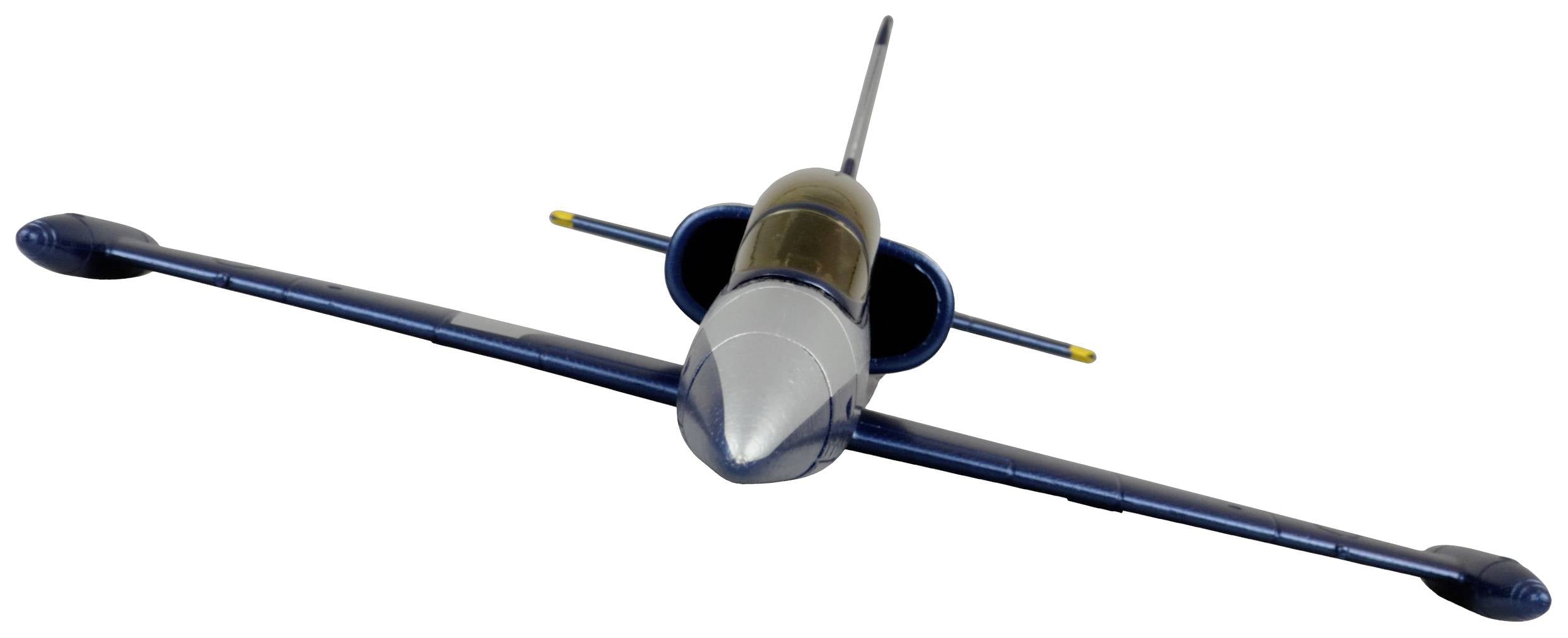 Ein Spielzeugflugzeug mit blauen Tragflächen und gelben Akzenten fliegt frontal auf den Betrachter zu.
