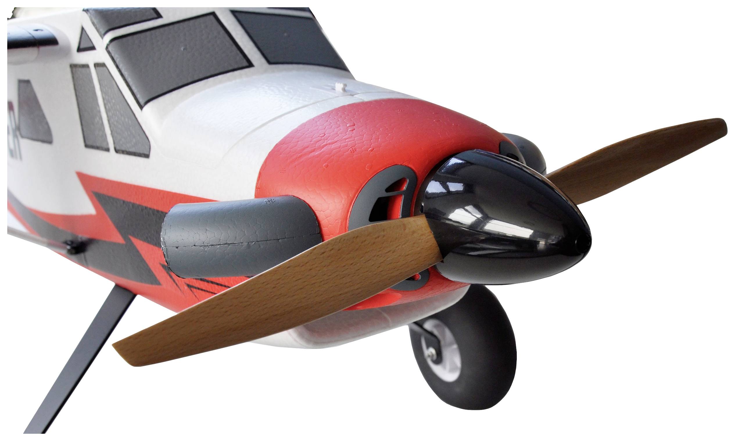 Ein Modellflugzeug mit roter und weißer Lackierung, sichtbarem Propeller und Fahrwerk.