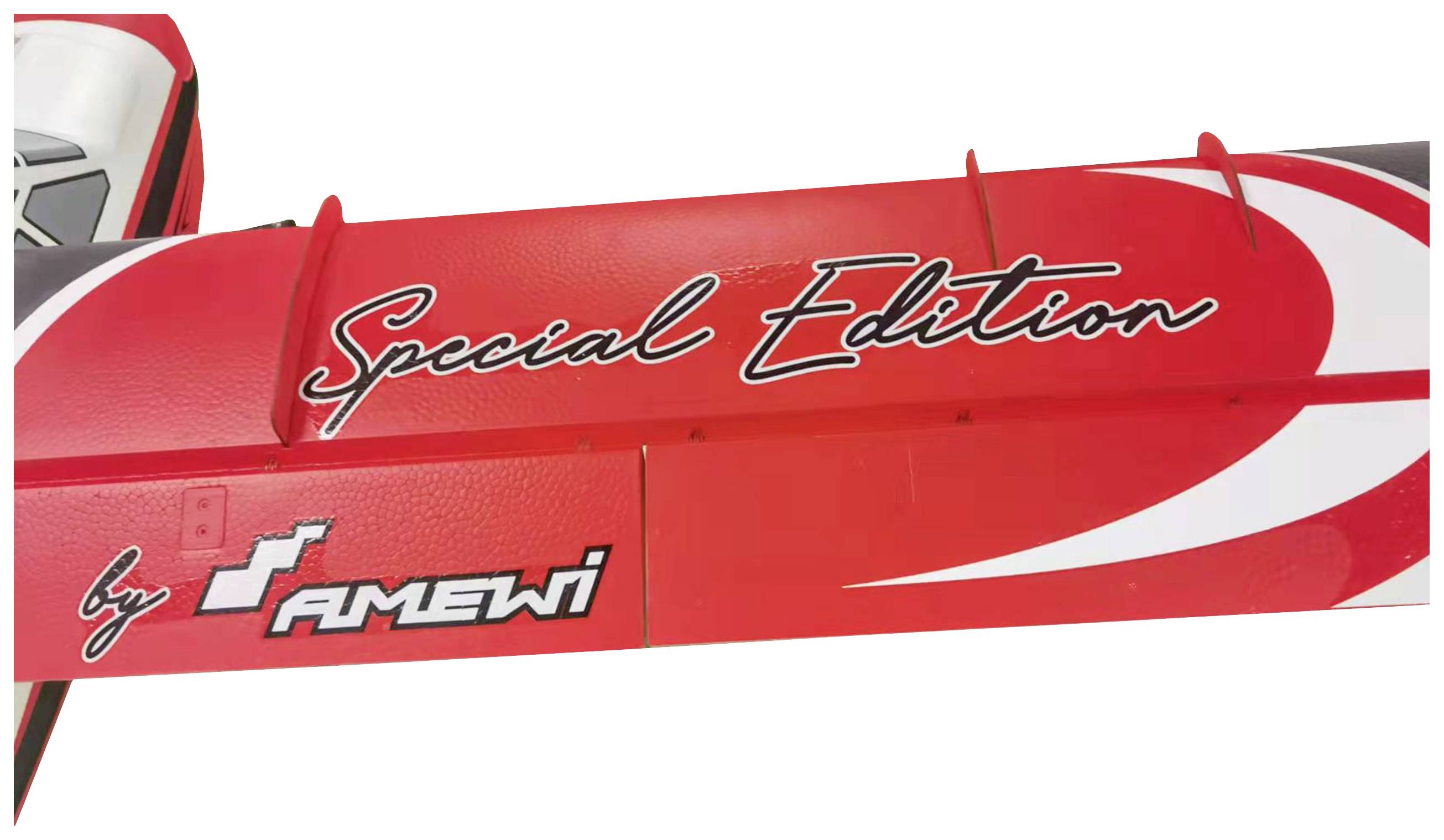 Rotes Modellflugzeug mit Aufschrift 'Special Edition' in Weiß. Markenlogo unten links sichtbar.