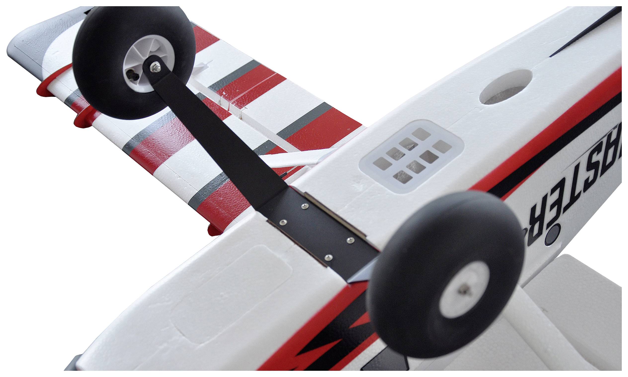 Ein Modellflugzeug mit rot-weißen Streifen auf den Flügeln und großen schwarzen Rädern. Es zeigt Detail der Fahrwerksaufhängung.