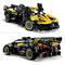 Ein detailliertes Modellauto aus LEGO-Steinen in Schwarz und Gelb, mit Spoiler und Rennreifen, in zwei Ansichten abgebildet.