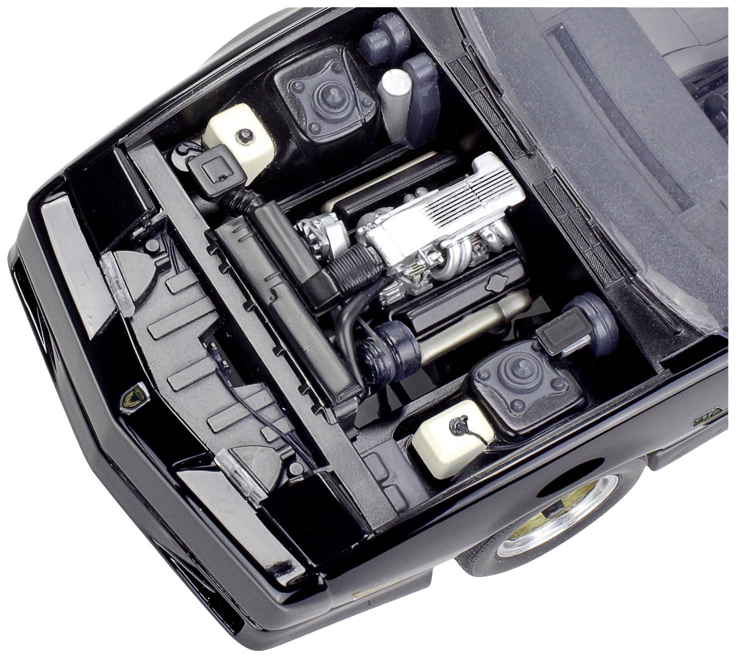 Motormodell eines schwarzen Sportwagens mit sichtbarem Motorblock und Abdeckungen.