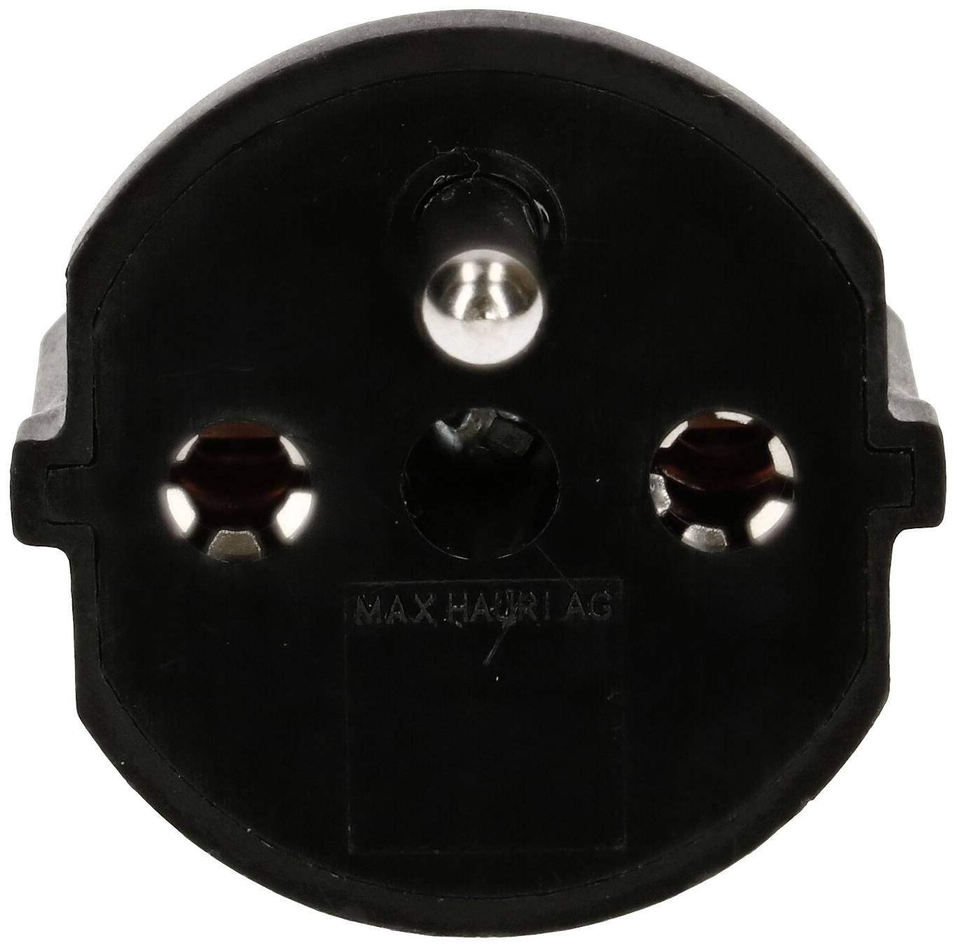 Schwarzer Schuko-Stecker von vorne, mit zwei runden Steckdosenöffnungen und einem Erdungskontakt in der Mitte.