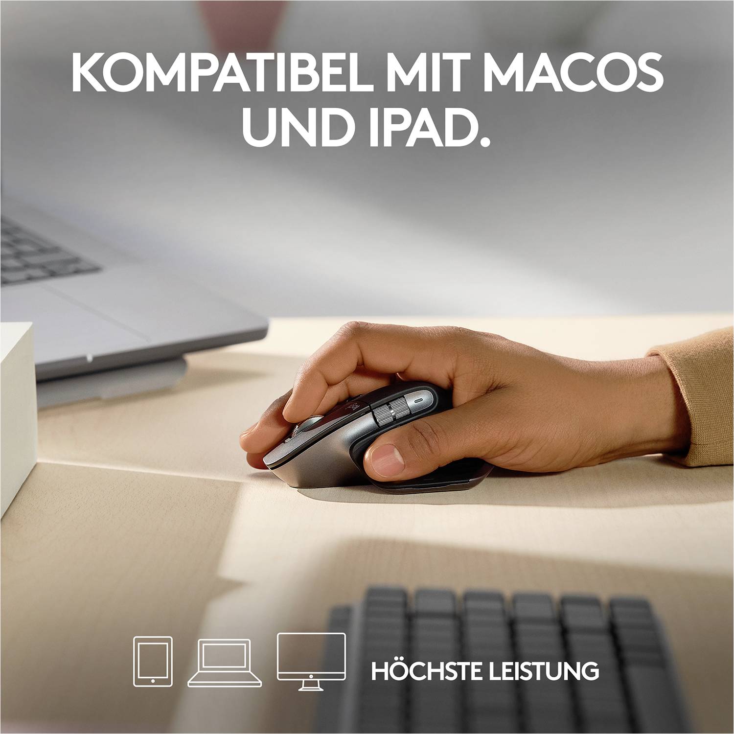 Hand hält eine kabellose Maus neben einem Laptop. Text 'Kompatibel mit macOS und iPad'. Symbole für Laptop, iPad und 'Höchste Leistung'.