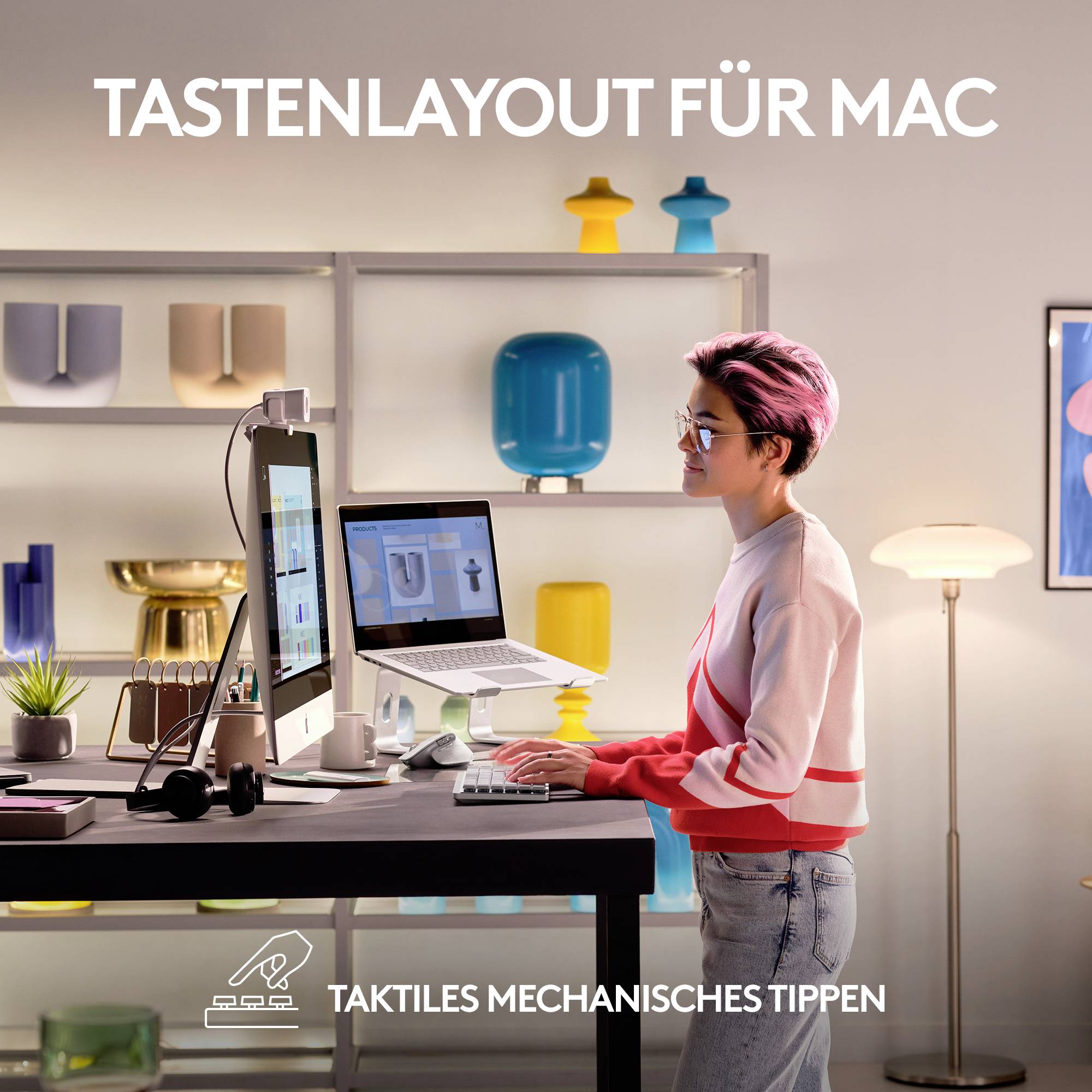 Eine Person arbeitet an einem Computer mit farbenfroher Dekoration im Hintergrund. Text oben: 'Tastenlayout für Mac'. Unten: 'Taktiles mechanisches Tippen'.