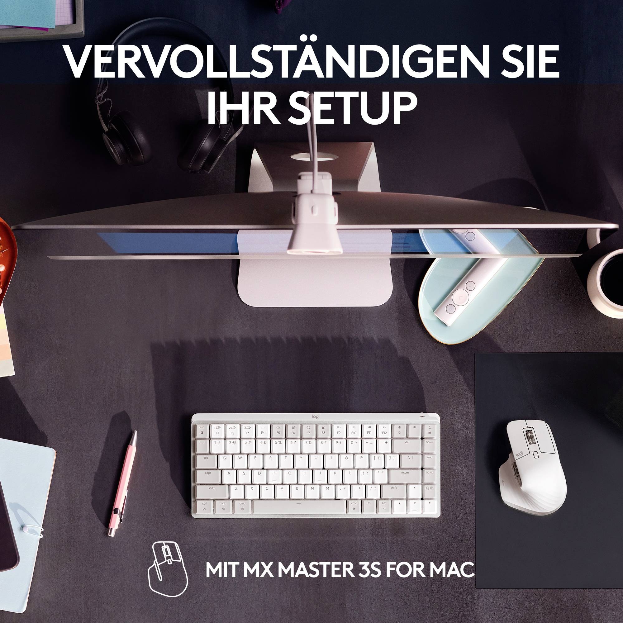 Arbeitsplatz mit Computer, Kopfhörern und Schreibutensilien. Text oben: 'Vervollständigen Sie Ihr Setup'. Produktwerbung für Maus.