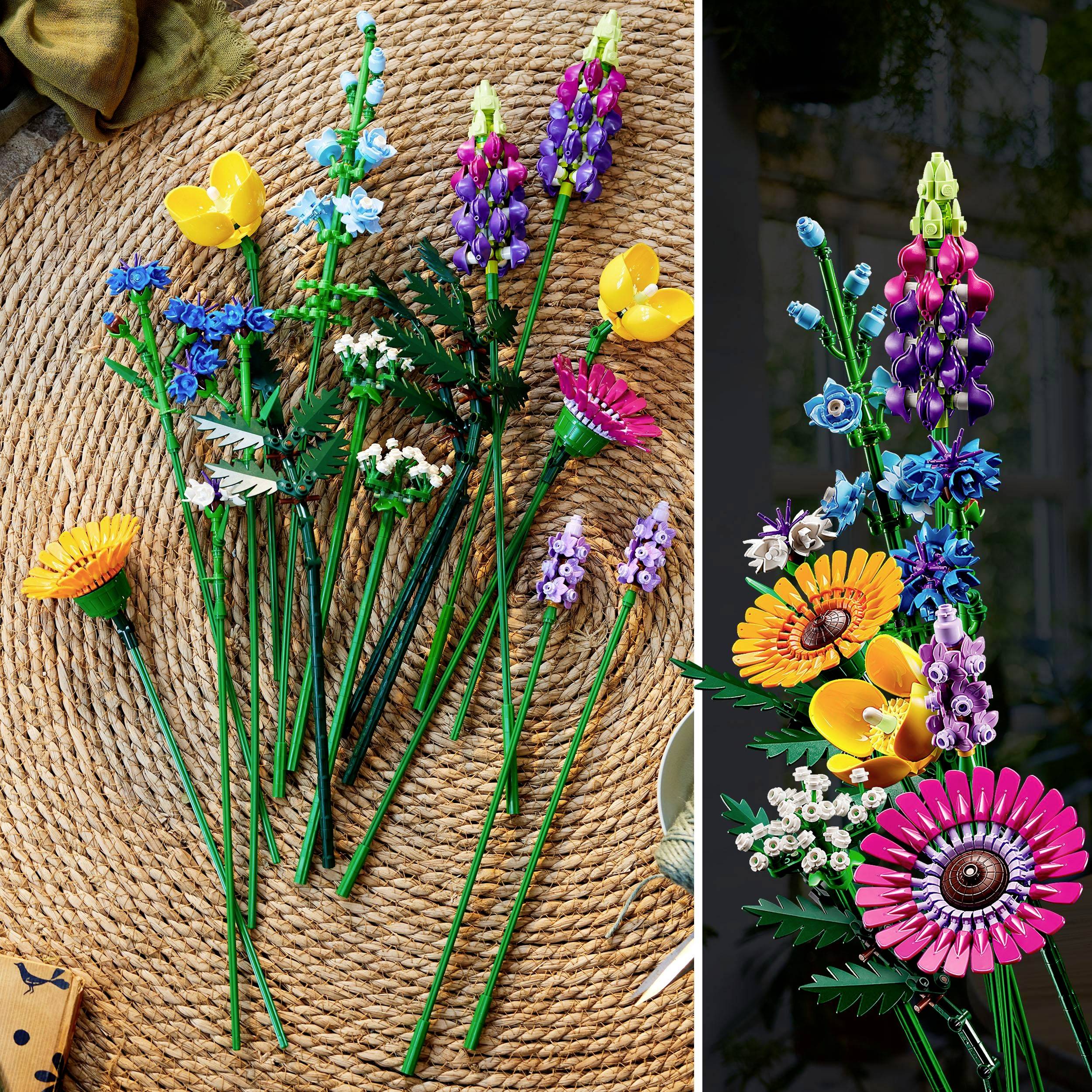 Eine Sammlung von farbenfrohen LEGO-Blumen auf einem Teppich. Links liegen einzelne Blumen und rechts ein arrangiertes Blumenbouquet.