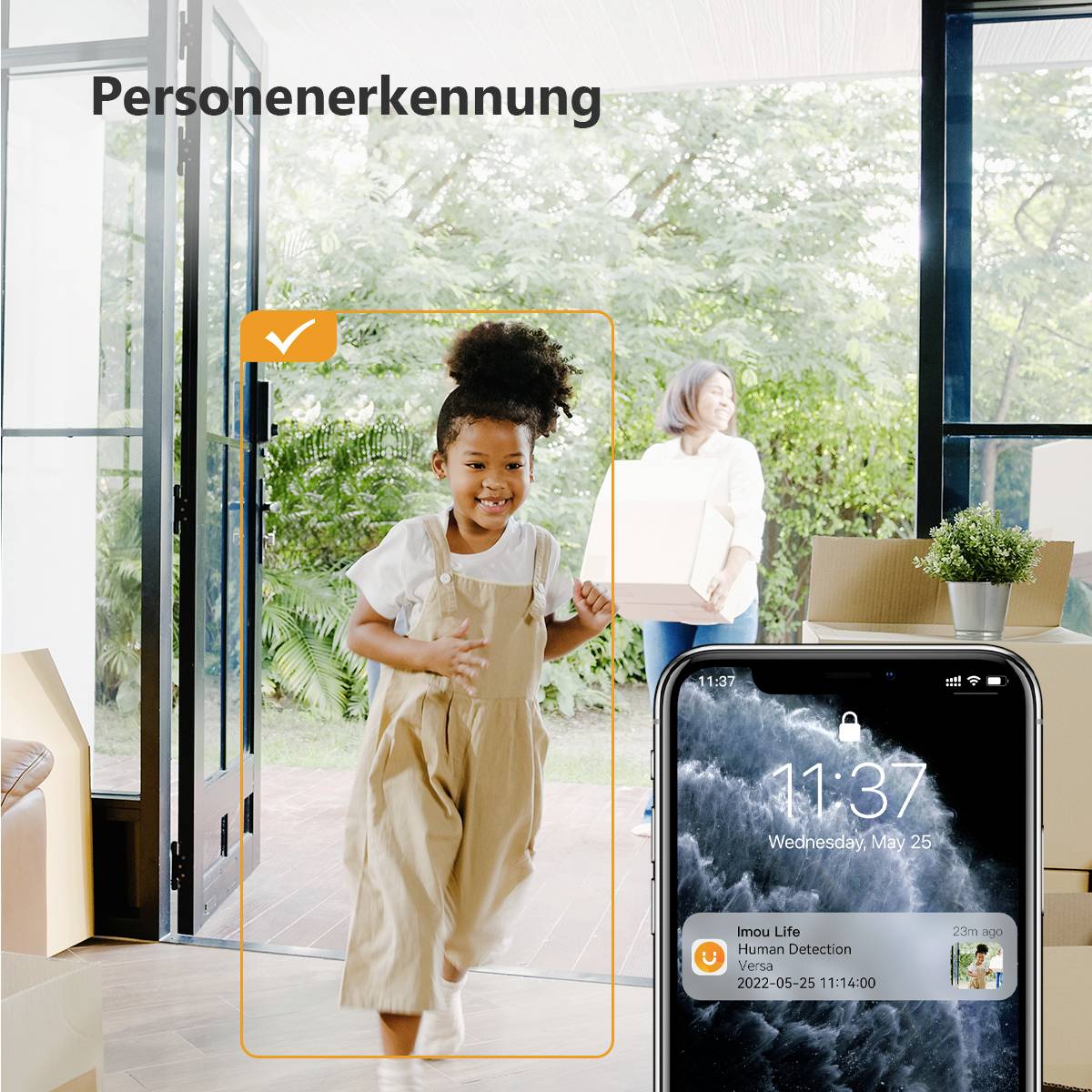 Ein Kind steht in einem Raum mit einer Pflanze. Ein Handy-Bildschirm zeigt: 'Person erkannt'. Thema: Personenerkennung.
