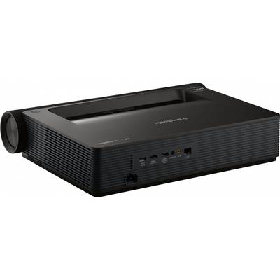 Ein schwarzer Multimedia-Projektor mit mehreren Eingängen, darunter HDMI- und USB-Anschlüsse, auf einem Tisch positioniert.