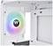 Ein computergehäuse in weiß mit einem farbig leuchtenden Lüfter von Thermaltake, der in verschiedenen Regenbogenfarben beleuchtet ist.