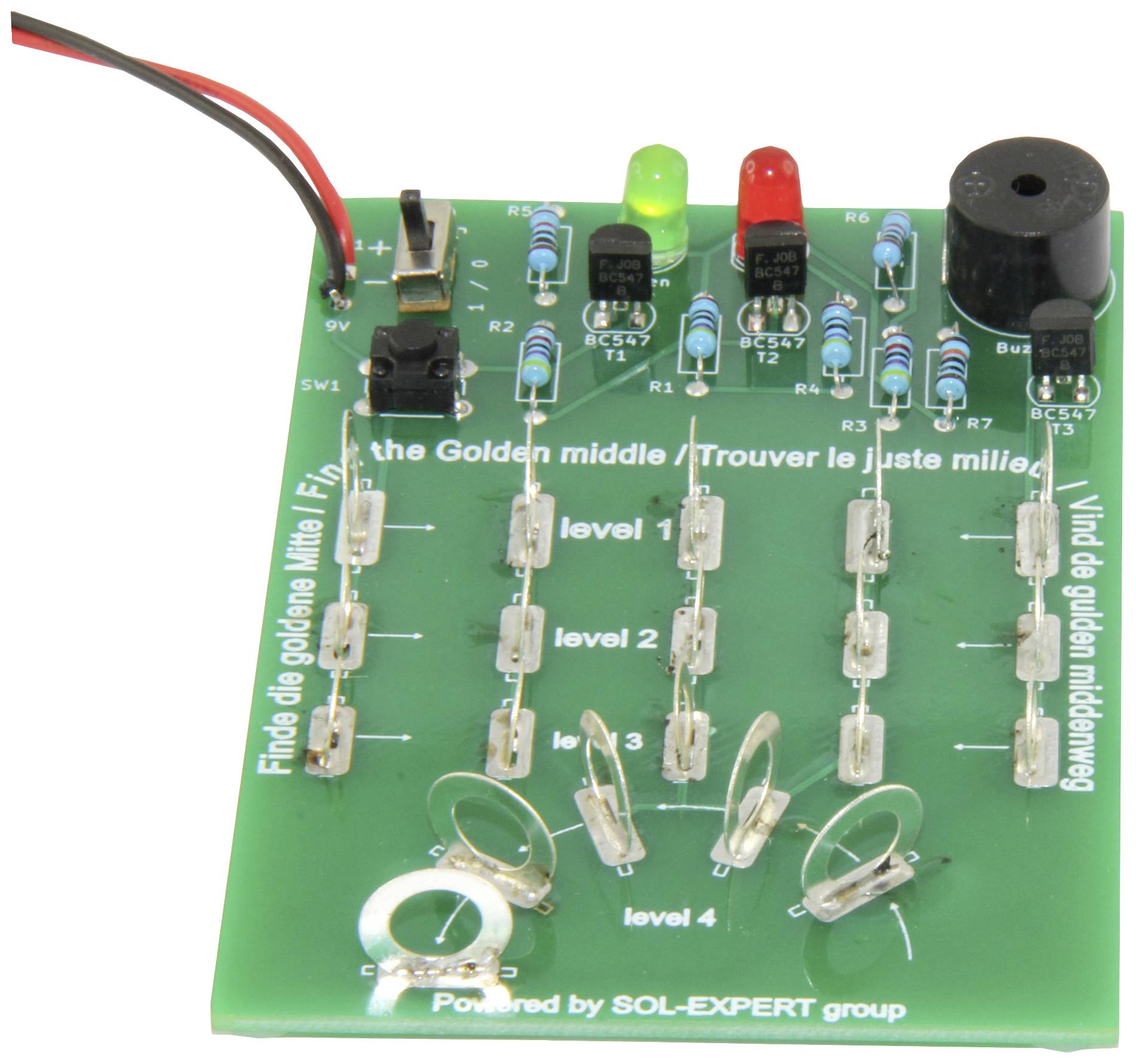 Eine grüne elektronische Leiterplatte mit mehreren montierten Komponenten wie LEDs, Widerständen und einem kleinen Lautsprecher. Markierungen zeigen 'level 1' bis 'level 4'.