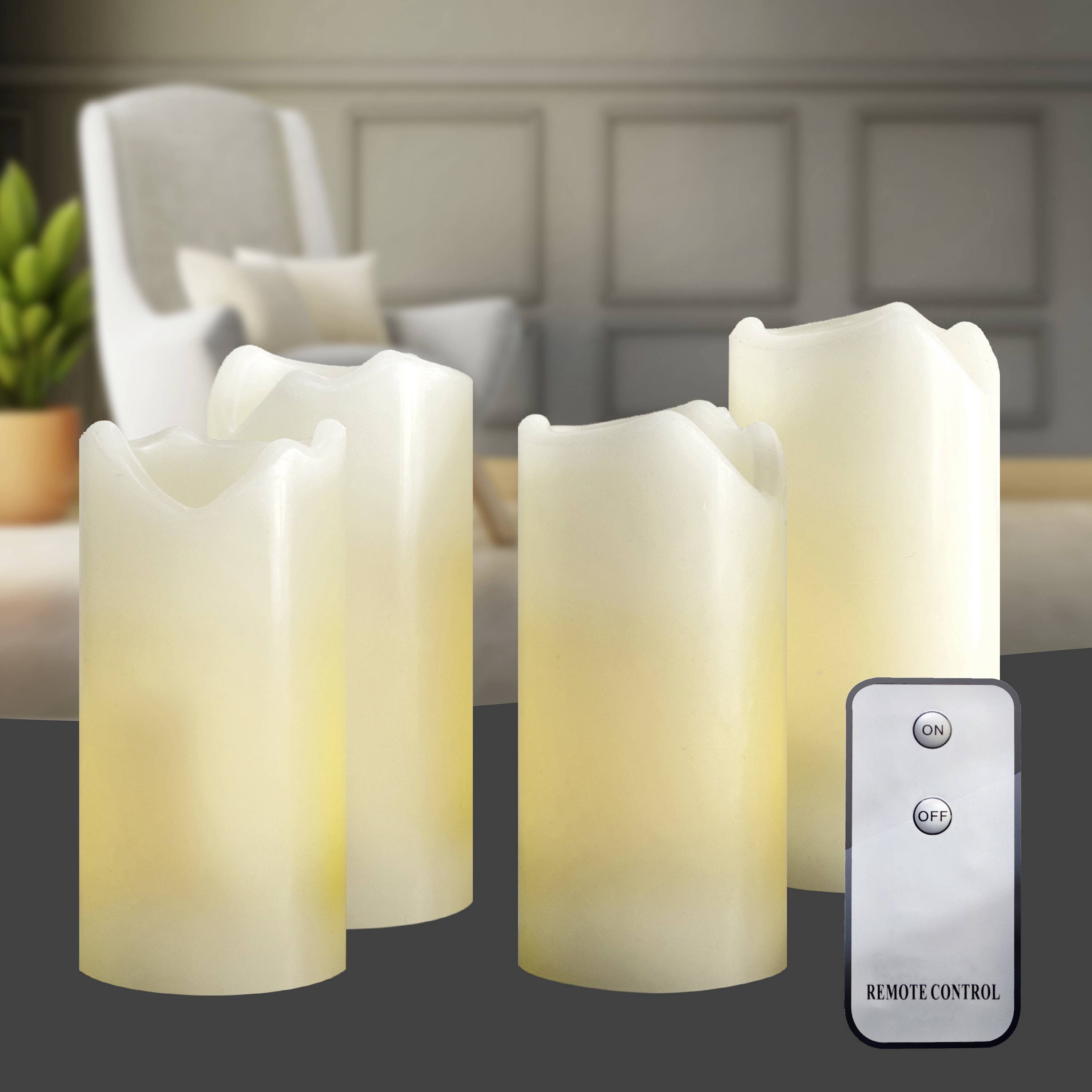 Vier leuchtende LED-Kerzen mit Fernbedienung, platziert in einem modernen Wohnzimmer mit Sessel und Pflanze im Hintergrund.