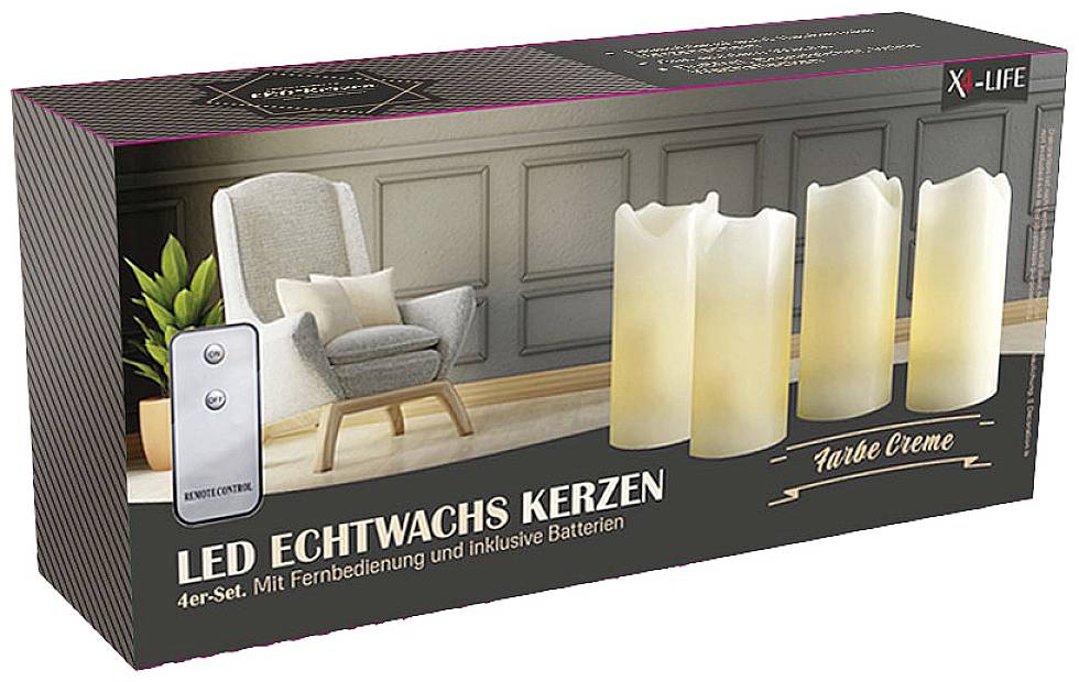 Vier cremefarbene LED-Echtwachskerzen mit Fernbedienung auf einer Verpackung abgebildet. Wohnzimmer im Hintergrund.