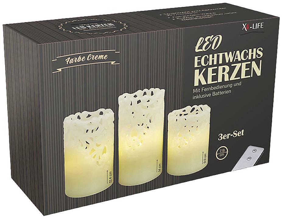 Verpackung eines 3er-Sets cremefarbener LED-Echtwachskerzen mit Fernbedienung und Batterien. Kerzen in Spitzenoptik.