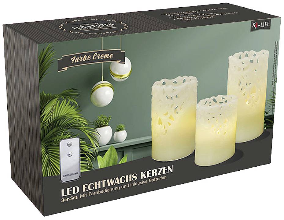 'Dreiteiliges Set cremefarbener LED-Kerzen mit Fernbedienung und Batterien in einer Verpackung, Kerzen mit filigranen Mustern.'
