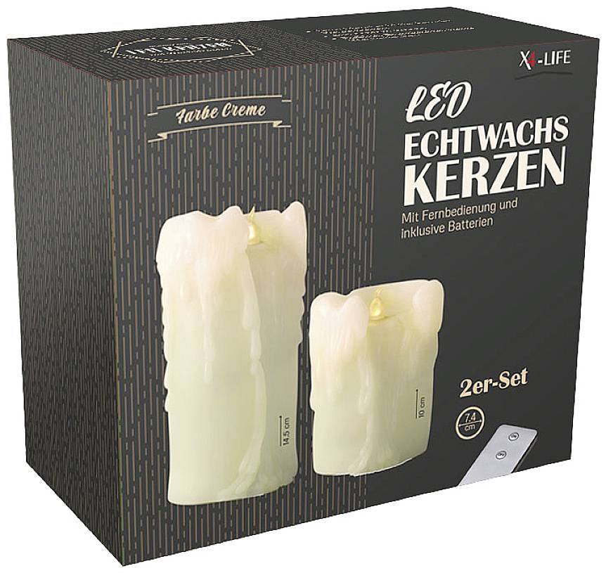 Verpackung eines 2er-Sets LED-Echtwachskerzen in Cremefarbe. Inklusive Fernbedienung und Batterien. Brenndauer von 74 Stunden.