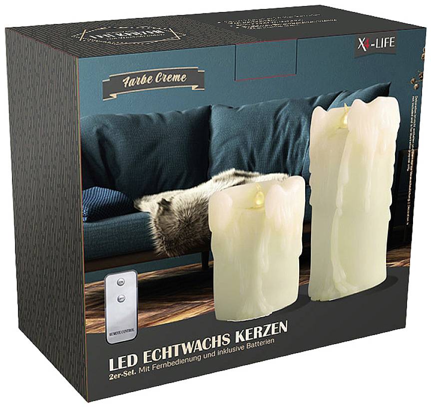 '2er-Set LED Echtwachskerzen in Cremefarbe mit Fernbedienung und Batterien. Abgebildet im Wohnzimmerkontext.'