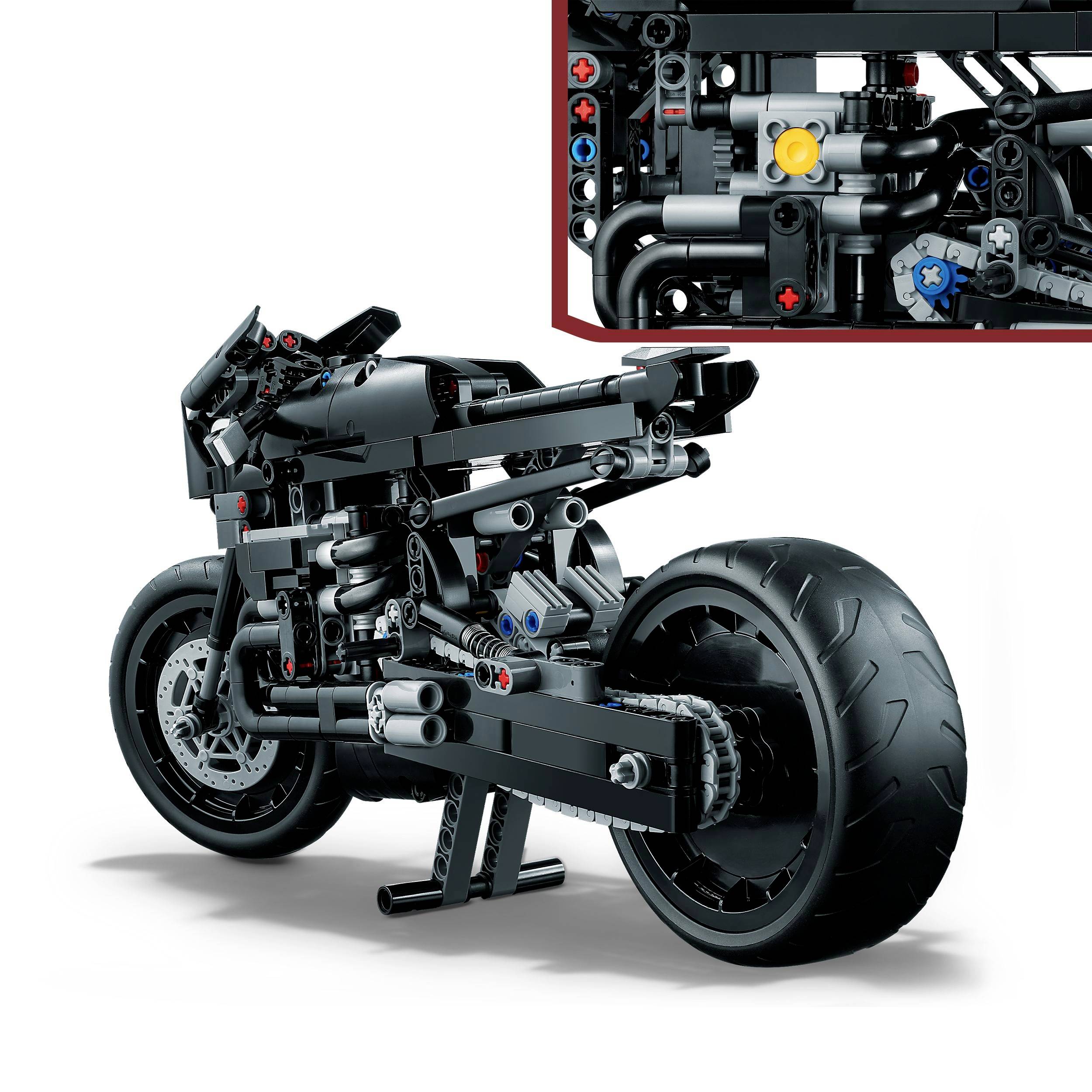 Ein schwarzes Konstruktionsspielzeug-Motorrad mit detailliertem Motor und Hinterrad. Zeigt technisches Design und Bauweise.