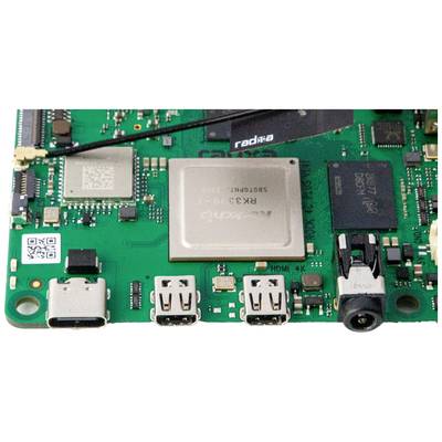 Nahaufnahme einer grünen Leiterplatte mit elektronischen Bauteilen wie Chips, Anschlüssen und Beschriftungen. Kernelement für technologische Anwendungen.
