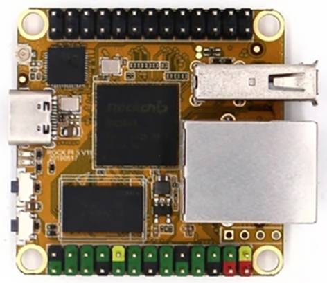 Ein Mini-Computer-Board mit mehreren Anschlüssen, darunter USB und Ethernet, auf einer goldfarbenen Platine.