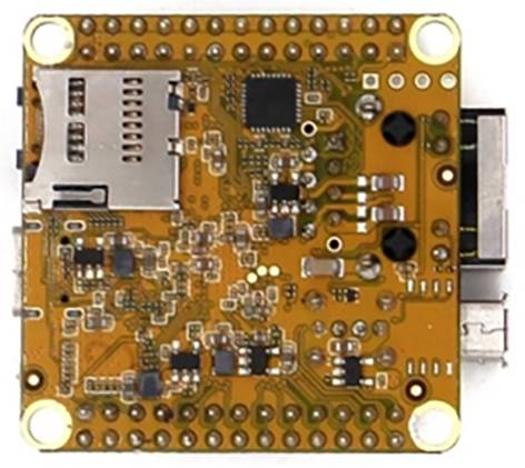 Ein kleines, quadratisches Elektronik-Board mit vielen Komponenten, darunter ein SD-Kartensteckplatz und zahlreiche Lötstellen.