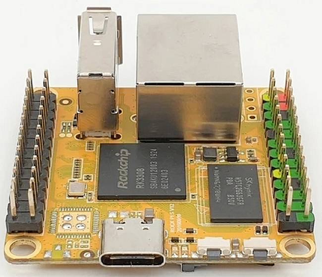 Ein kleines, quadratisches Computer-Board mit mehreren Steckplätzen, USB-Anschluss und Chips auf einer orangefarbenen Platine.