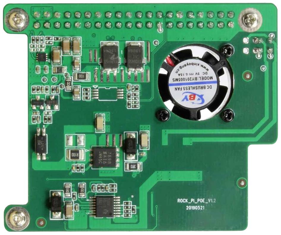 Grüne elektronische Leiterplatte mit mehreren schwarzen und silbernen Komponenten und einem kleinen Lüfter.