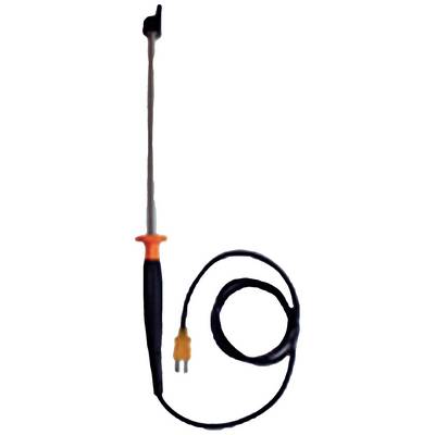 Ein Werkzeug mit langem Stiel und orangenem Griff, verbunden mit einem schwarzen Kabel und zweipoligem Stecker, liegt auf weißem Hintergrund.