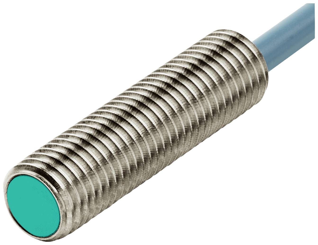 Ein zylindrischer induktiver Näherungssensor mit geripptem Metallgehäuse und grüner Fläche an einem blauen Kabel.