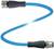 Ein blaues, flexibles Kabel mit schwarzen Anschlüssen an beiden Enden, vermutlich zur elektrischen Verbindung von Geräten.