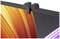 Ein Laptopbildschirm mit einem leuchtend orangen und violetten Hintergrund. Eine Webcam ist am oberen Rand des Bildschirms befestigt.