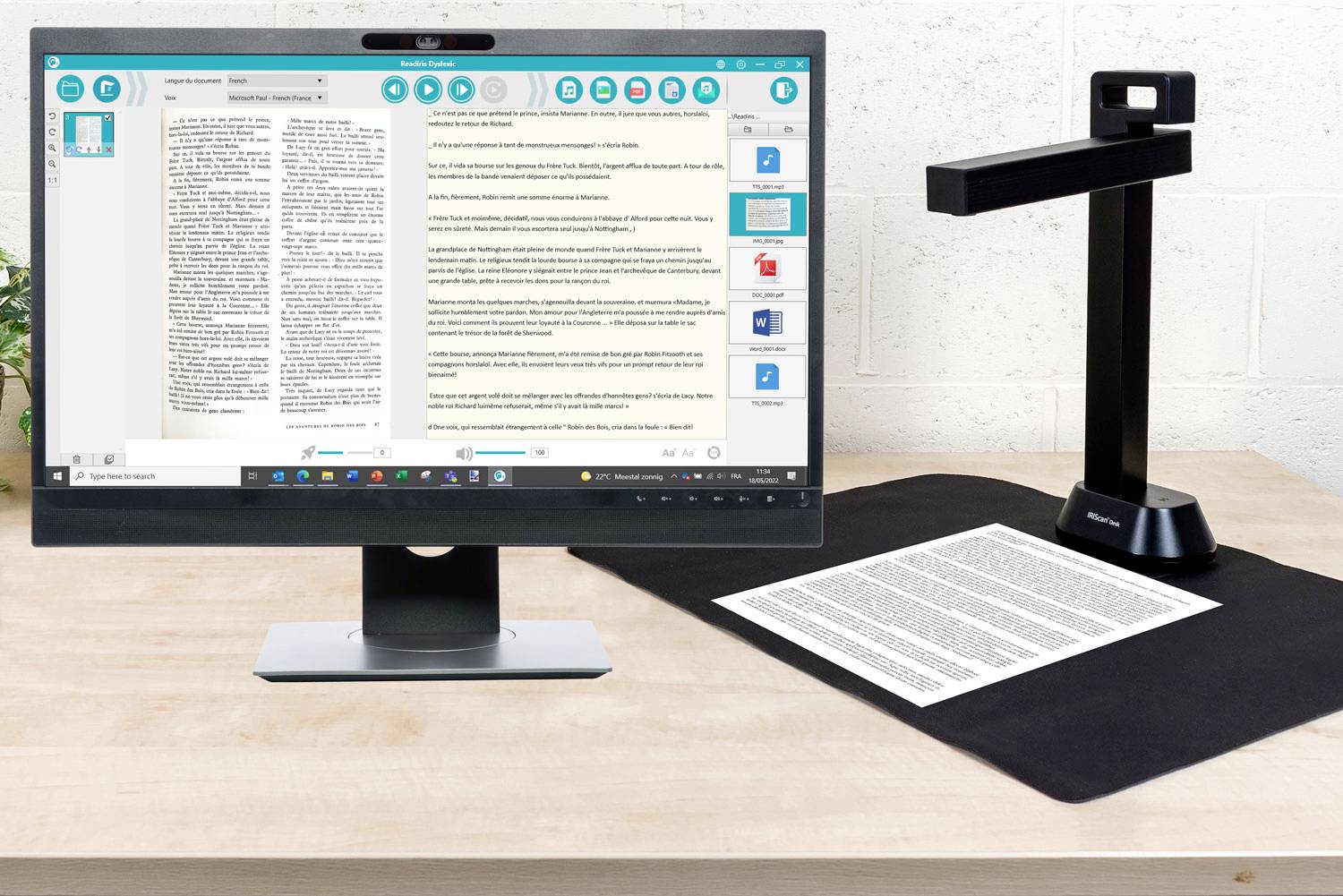 Ein Computerbildschirm zeigt eine Seite digitaler Textbearbeitungssoftware. Neben dem Bildschirm steht ein Scanner, der ein Dokument erfasst.