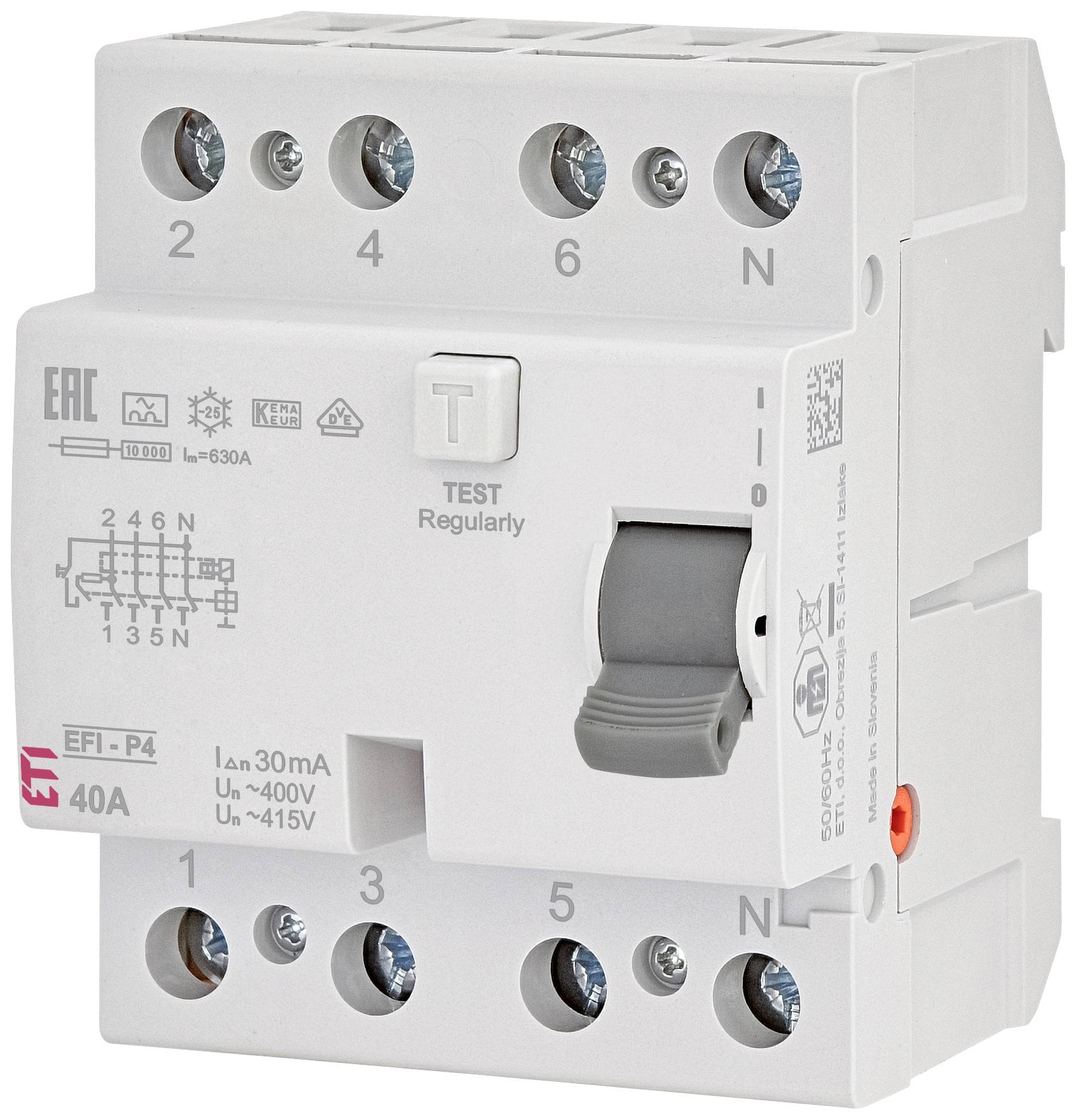 Ein weißer FI-Schutzschalter mit Kippschalter und technischen Beschriftungen. Er schützt elektrische Stromkreise vor Fehlerströmen.