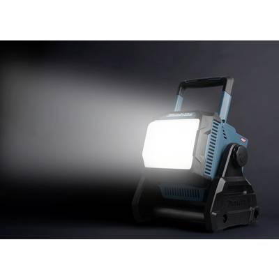 Eine tragbare Arbeitsleuchte strahlt helles Licht nach links aus. Die Leuchte ist blau und schwarz, mit einem stabilen Griff.