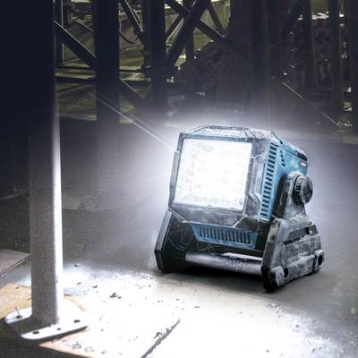 Eine tragbare Arbeitsleuchte beleuchtet eine Baustelle, umgeben von Stahlträgern im Hintergrund. Ideal für Bereiche mit wenig Licht.