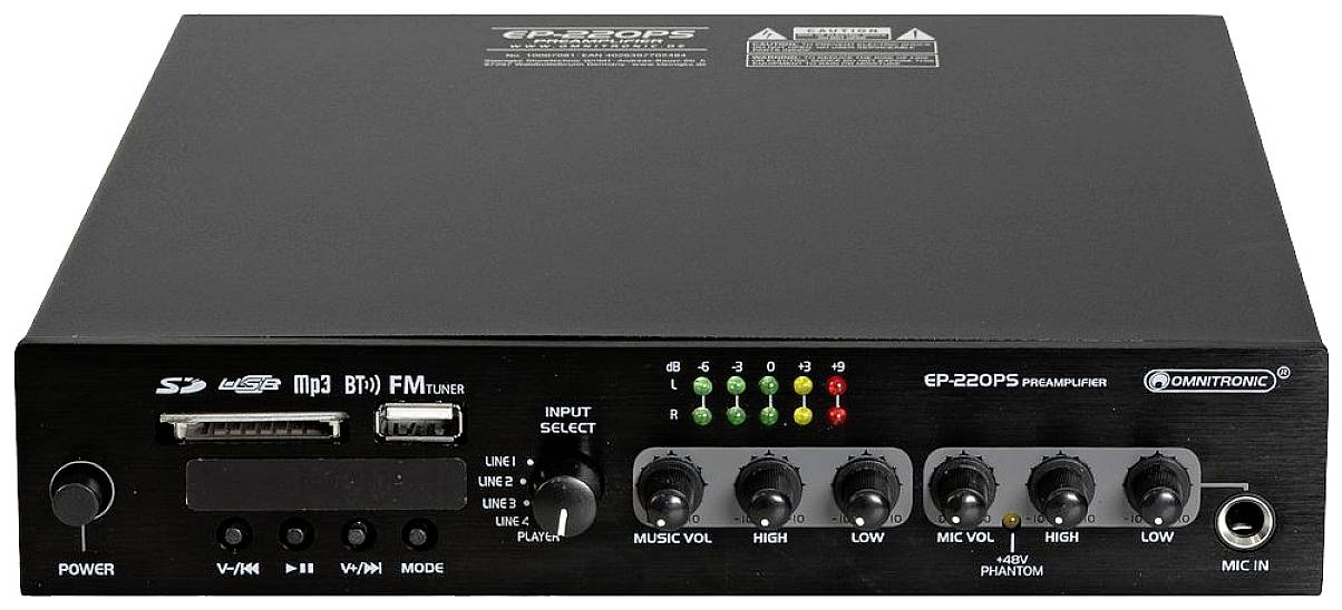 Ein schwarzer Vorverstärker mit Reglern für Musiklautstärke, Höhen, Tiefen und Eingangssteuerung. LEDs und Anschlüsse auf der Vorderseite.