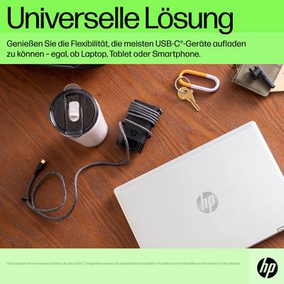 Ein HP-Laptop auf einem Tisch mit USB-C-Ladegerät, Schlüssel, Armband und Flasche. Text oben: 'Universelle Lösung'.