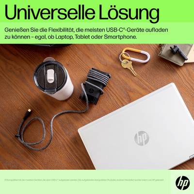 Laptop auf Tisch, umgeben von Schlüssel, Trinkflasche und Kabel. Überschrift 'Universelle Lösung', bewirbt USB-C-Aufladung.