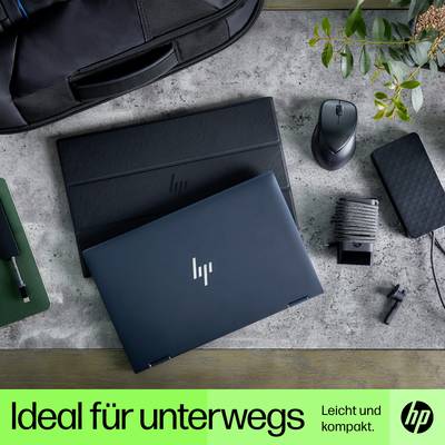 Ein Laptop, eine Tasche, eine Maus und ein Notizbuch auf einem Tisch. Der Text 'Ideal für unterwegs - Leicht und kompakt.' ist sichtbar.
