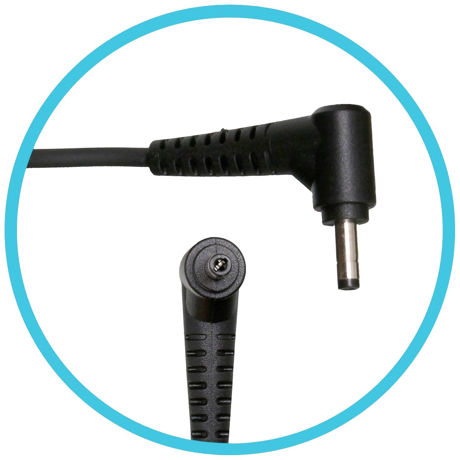 'Nahaufnahme eines schwarzen Netzteils mit Winkelstecker, von der Seite und von vorne gezeigt, um die Steckerform zu veranschaulichen.'