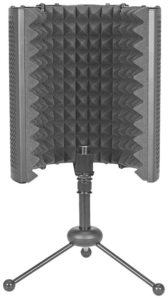 Ein Mikrofonständer mit einem gekrümmten schallabsorbierenden Schild aus Schaumstoff, zur Reduzierung von Umgebungsgeräuschen beim Aufnehmen.