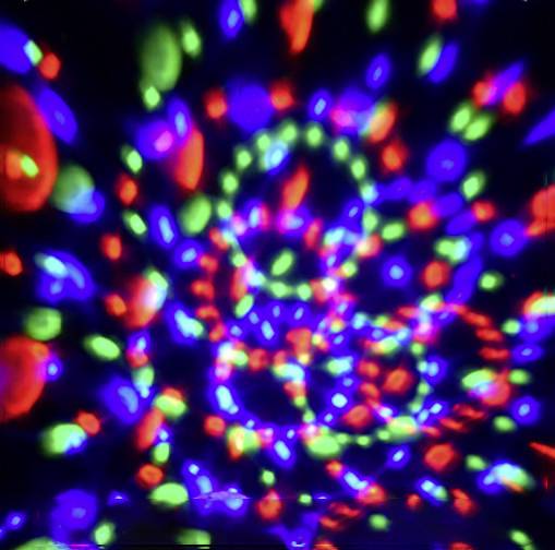 Bunte Lichtmuster in Rot, Grün und Blau wirbeln auf schwarzem Hintergrund, als wären sie in Bewegung.