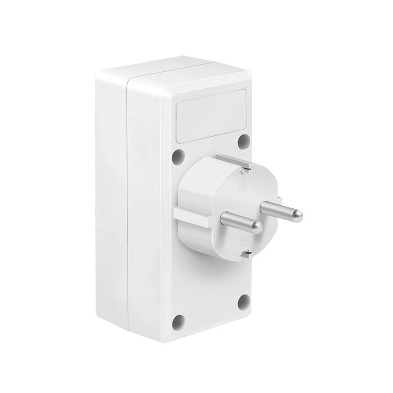 Eine weiße, rechteckige Steckdose mit europäischem Stecker (Typ C), die an eine Wand montiert wird. Sie ist einfach gestaltet.