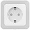 Eine weiße, quadratische Steckdose mit grauem Rand und zwei Steckplätzen für Euro- und Schukostecker, um Elektrizität bereitzustellen.