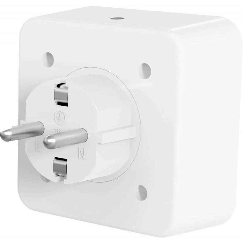 Eine weiße, quadratische Steckdose in der Wand mit zwei Löchern für europäische Stecker.