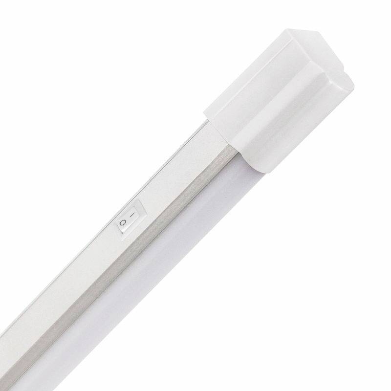 Ein LED-Lichtstab mit einem sichtbaren Schalter auf der Seite, vor weißem Hintergrund. Der Stab hat eine weiße Kappe an einem Ende.