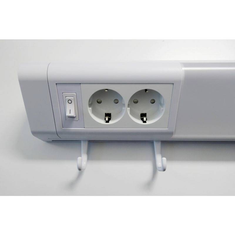 Weiße Steckdosenleiste mit zwei Steckdosen und einem Schalter auf weißem Hintergrund, dient zur Stromversorgung von Geräten.